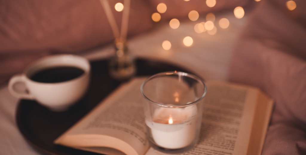 Kaffee, Kerze, Buch