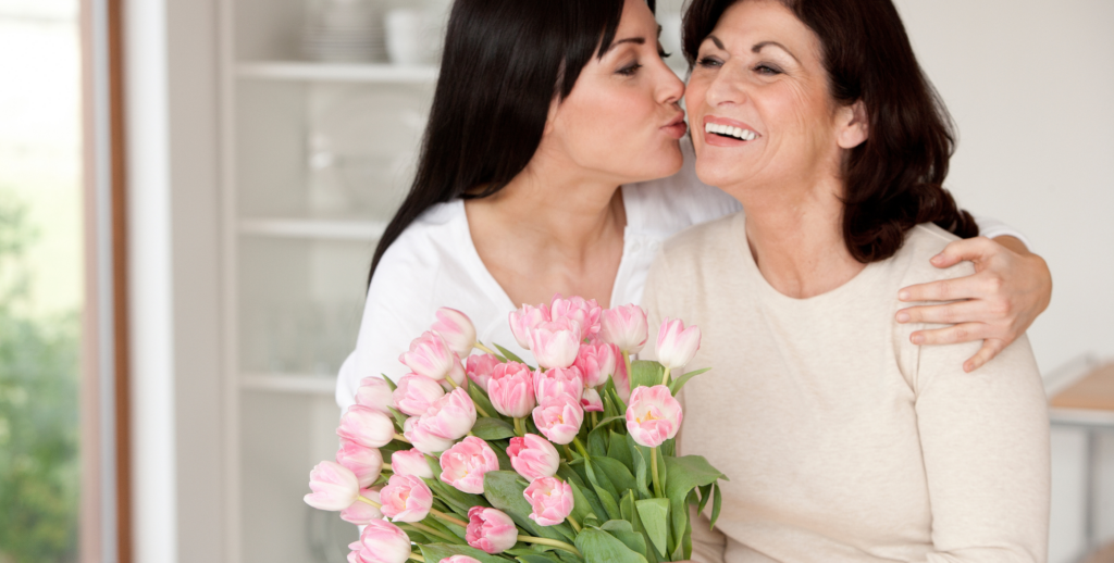 Mutter mit Tochter und Blumen