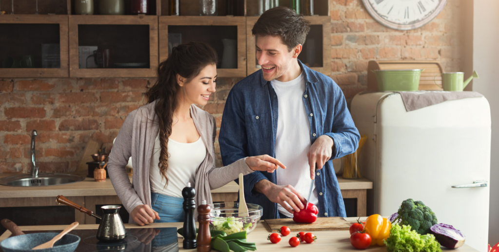 Pärchen kocht zusammen