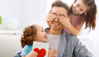Vater mit zwei Mädchen
