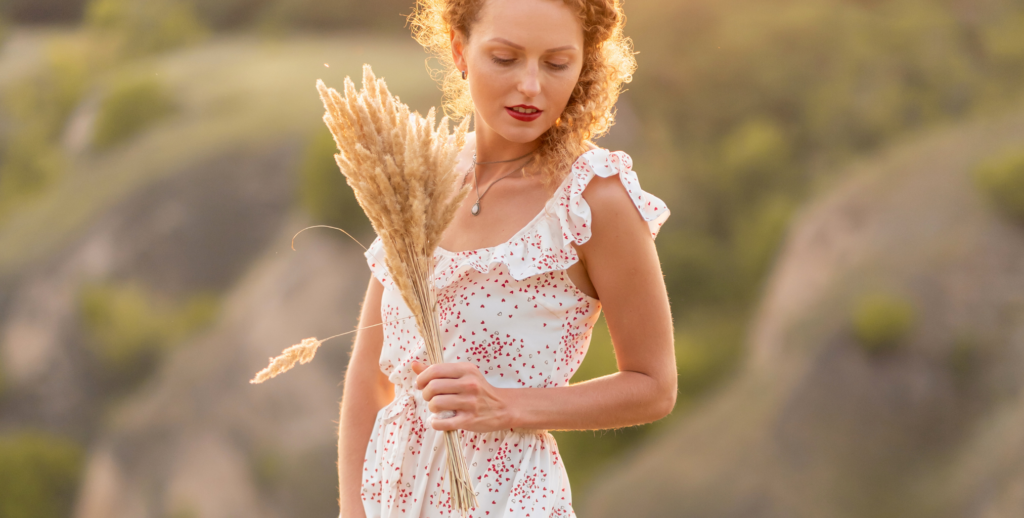 Frau im Sommerkleid