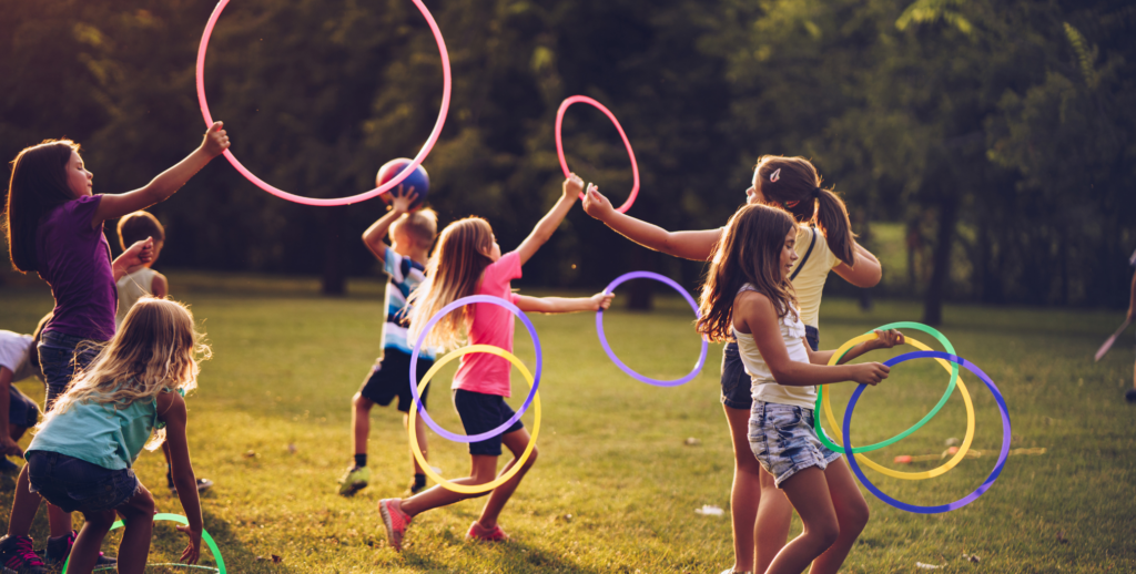 Kinder spielen mit Ringen