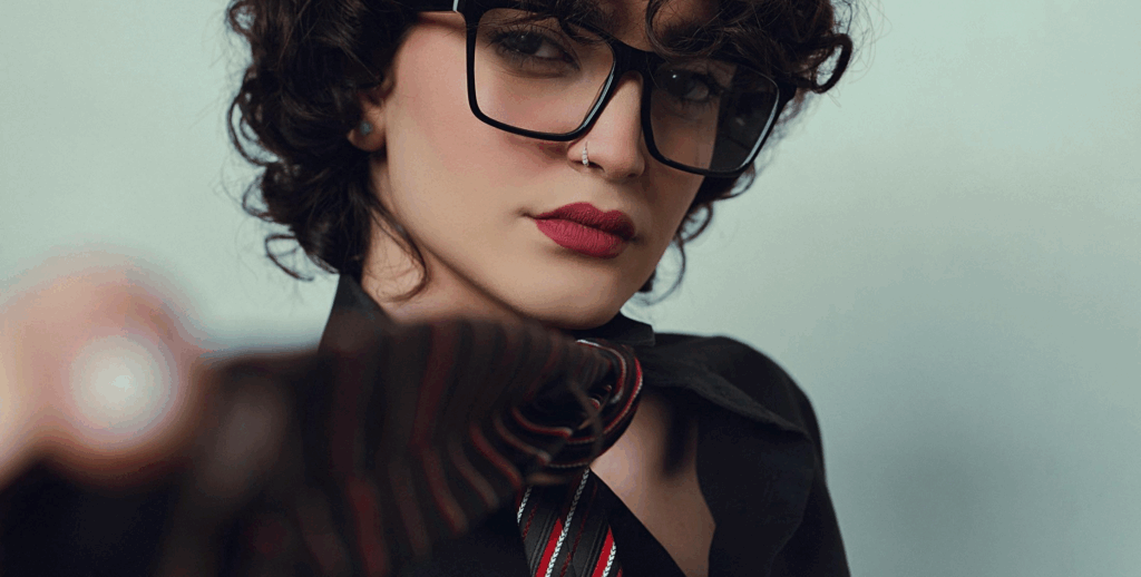 Frau mit Piercing