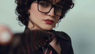 Frau mit Piercing