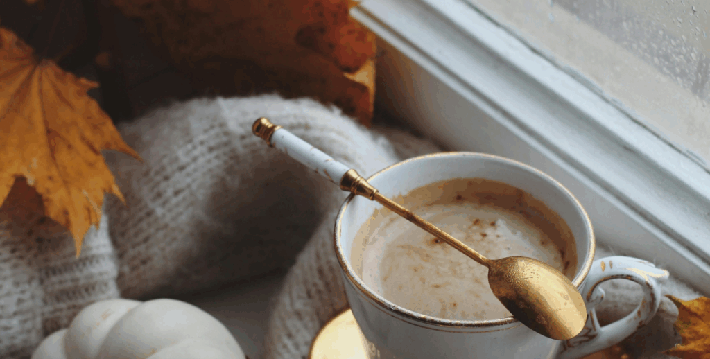 Herbstdeko, Tasse mit goldenen Löffel