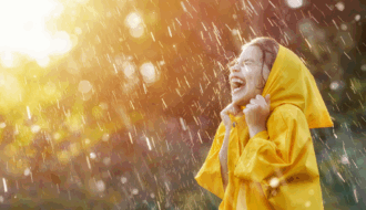 Kind im Regen