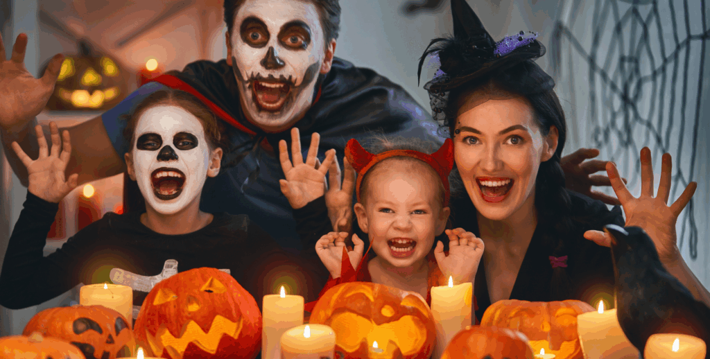 Familie, die Halloween feiert