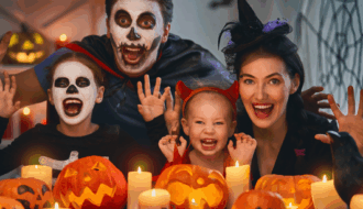 Familie, die Halloween feiert