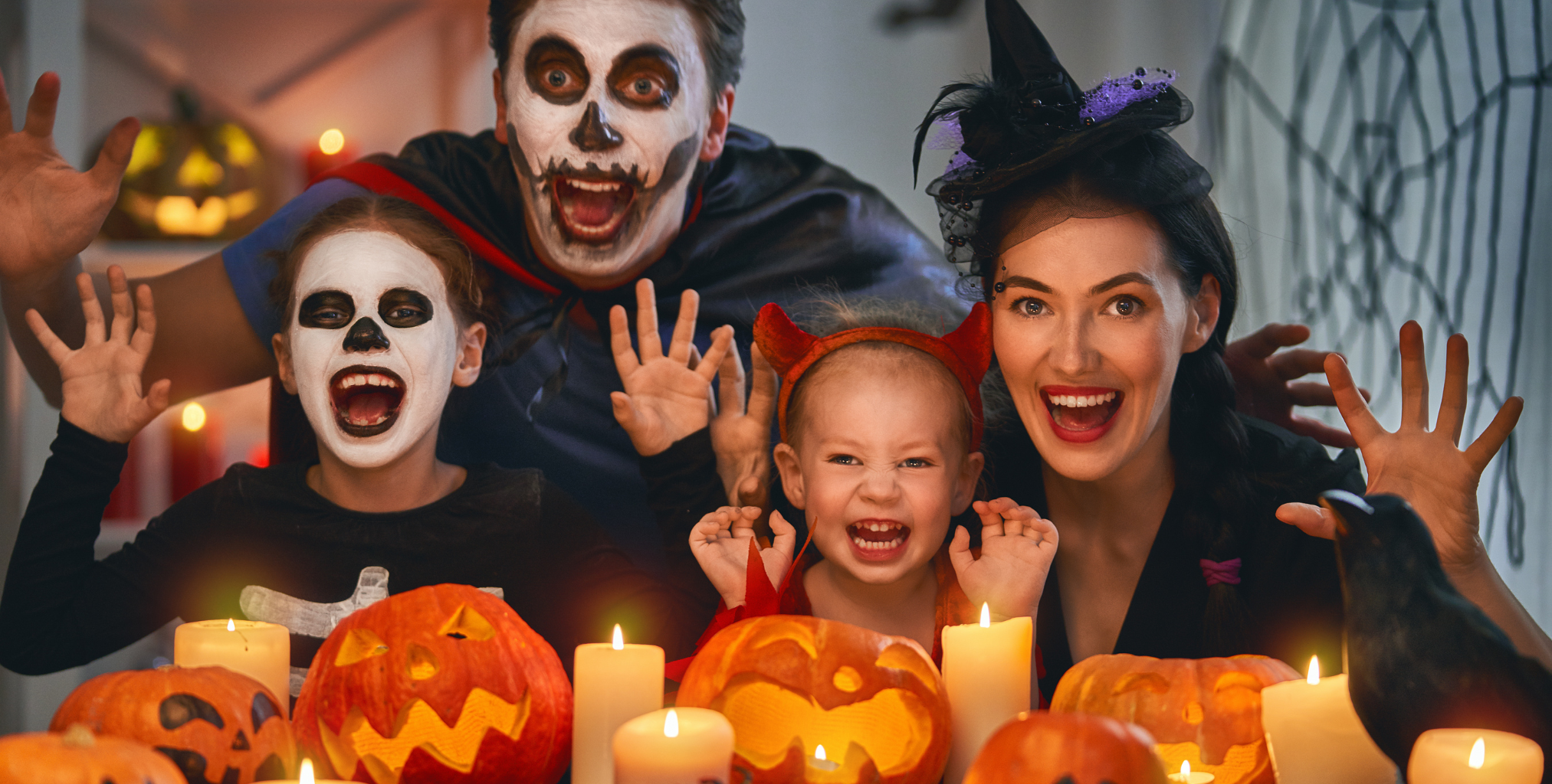 Familie, die Halloween feiert